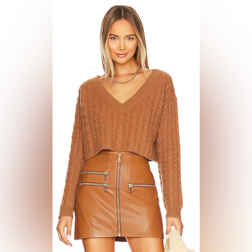Alice + Olivia - Ayden Cropped V-Neck Pullover in Camel
